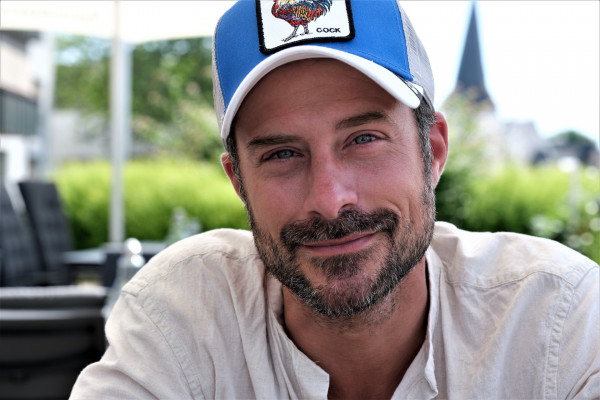 EIN MANN MIT VIELEN GESICHTERN 