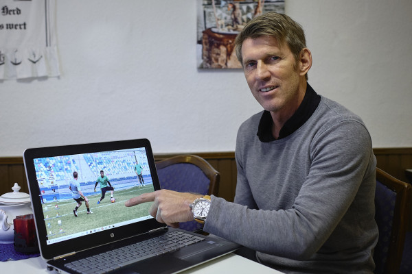 EIN TORWART-TRAINER, DER SCHULE MACHT 