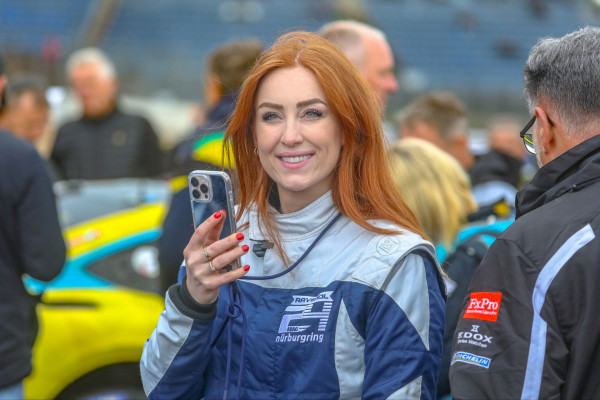 Sportreporterinnen am Nürburgring 