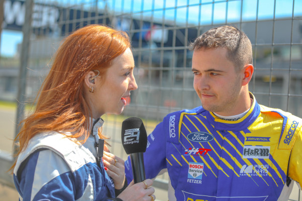 Sportreporterinnen am Nürburgring 