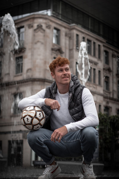 VOM BALL EINFACH NICHT ZU TRENNEN 